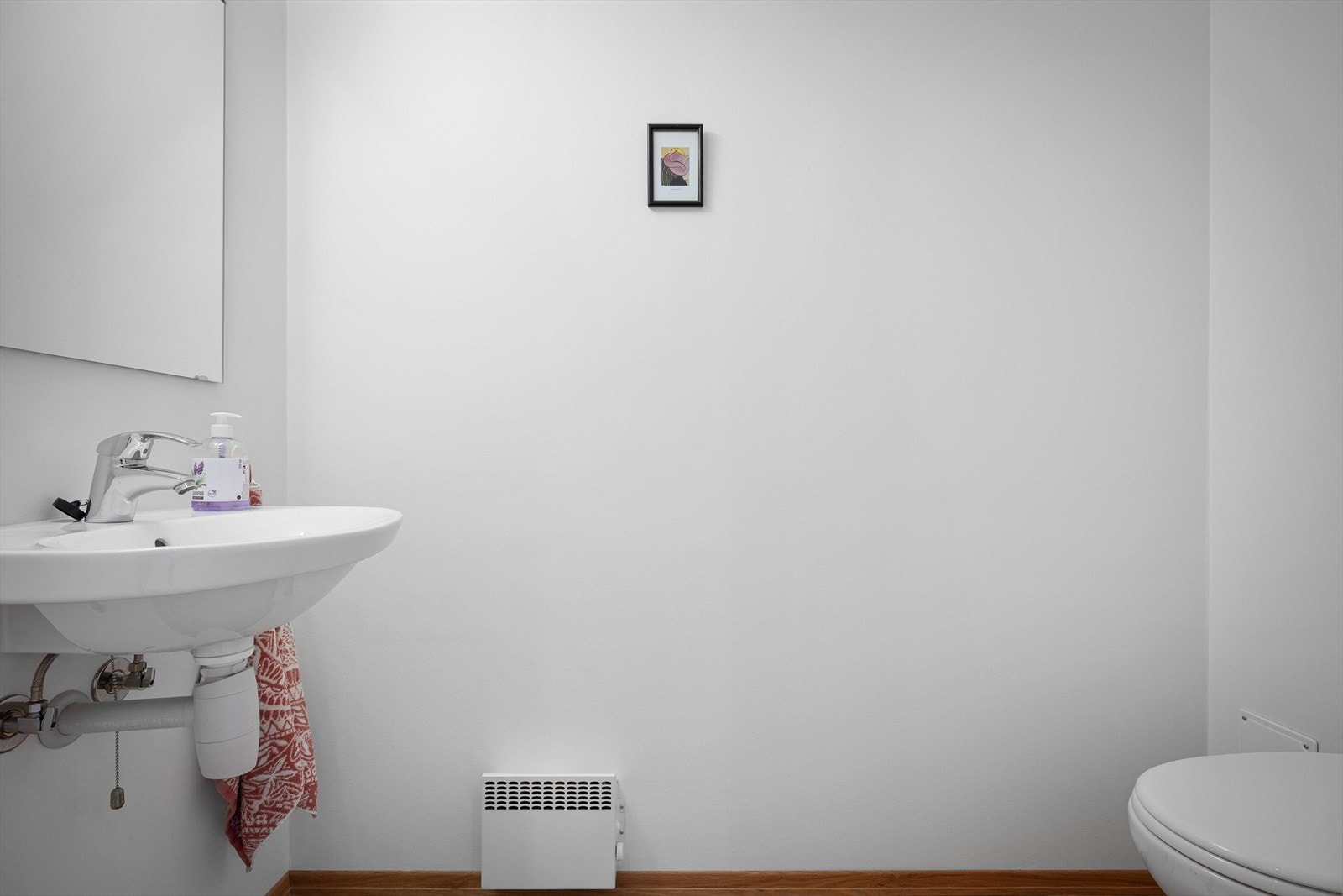 Gjestetoalett gir 2 wc, som igjen gjør at du slipper gjester på badet eller kø. Galleribilde