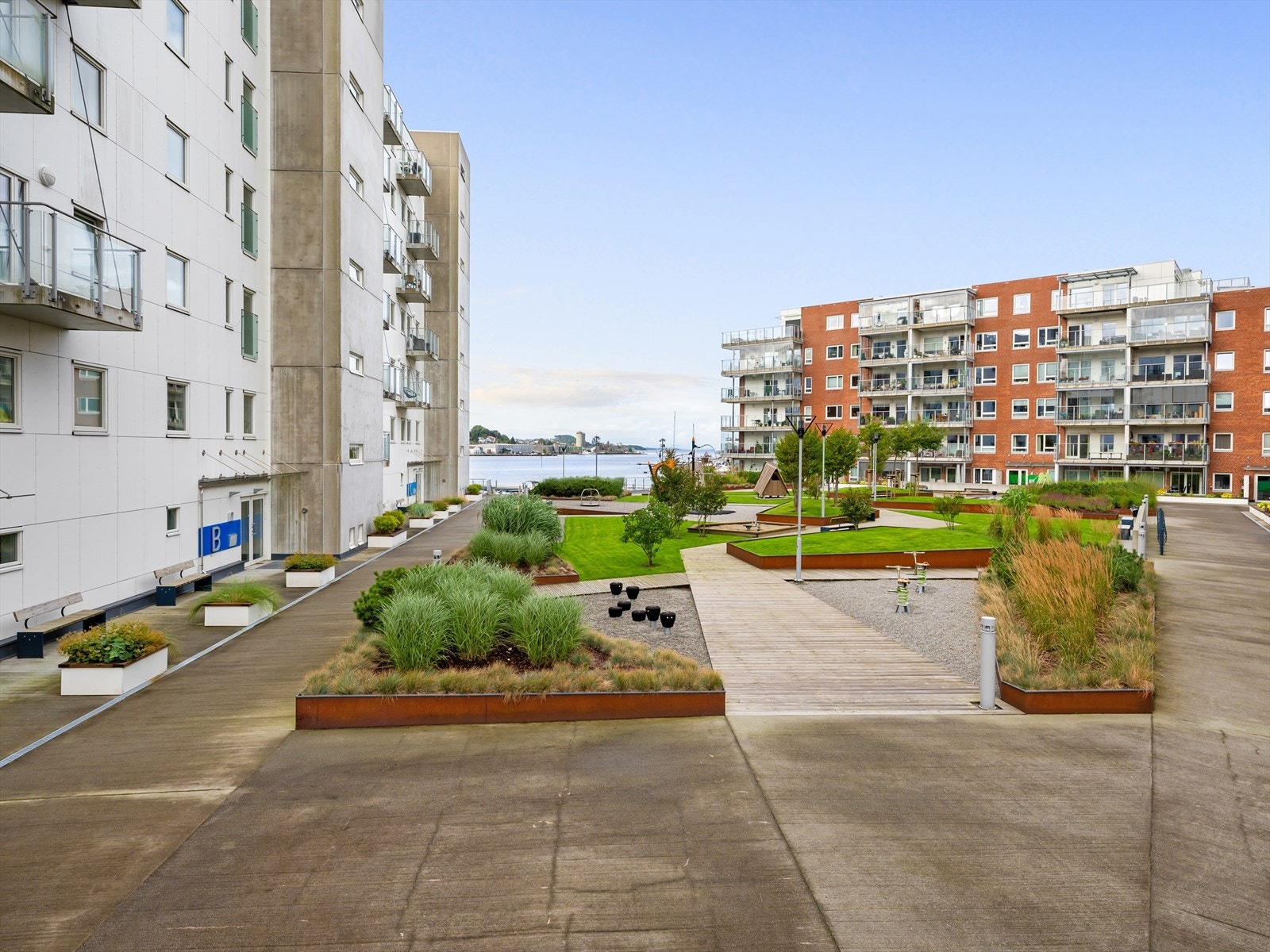 Fint plassert i enden av sentrum i sjøkanten. Tilbaketrukket og sentralt. Optimal plassering. Galleribilde