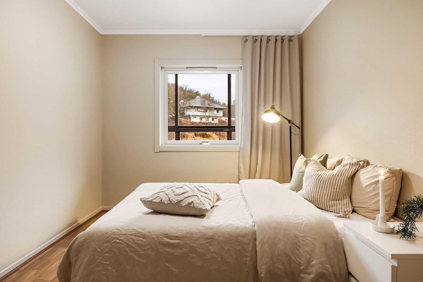 - På soverommet har du god plass til seng av ønsket størrelse - Galleribilde