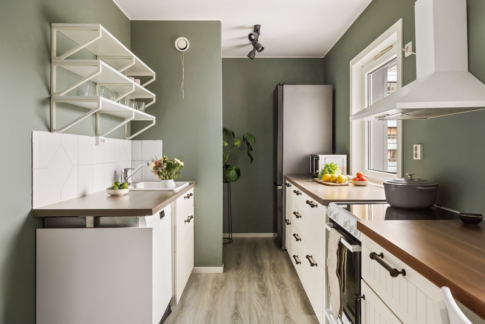 - Kjøkkenet har kjøkkeninnredning fra IKEA med laminat benkeplate - Galleribilde