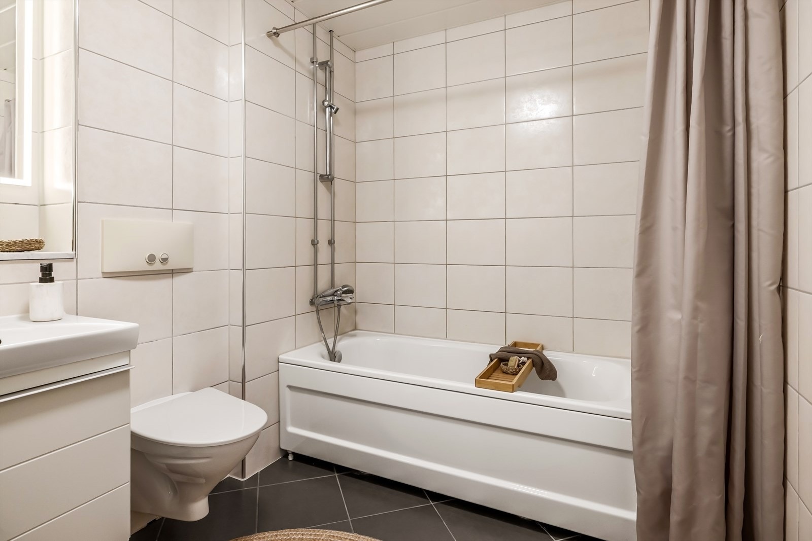 - Badet inneholder opplegg for vaskemaskin, servant m/innredning, vegghengt toalett og badekar m/dusj - Galleribilde