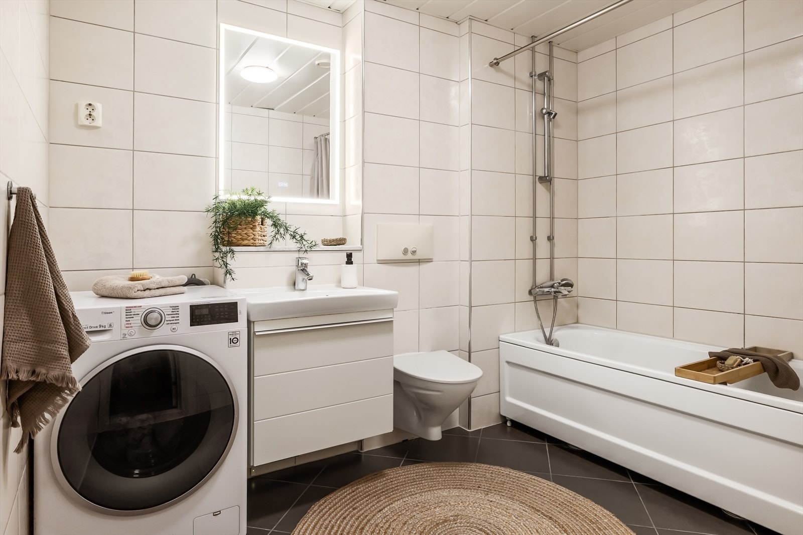 - Badet måler 6 m² og har behagelig gulvvarme - Galleribilde