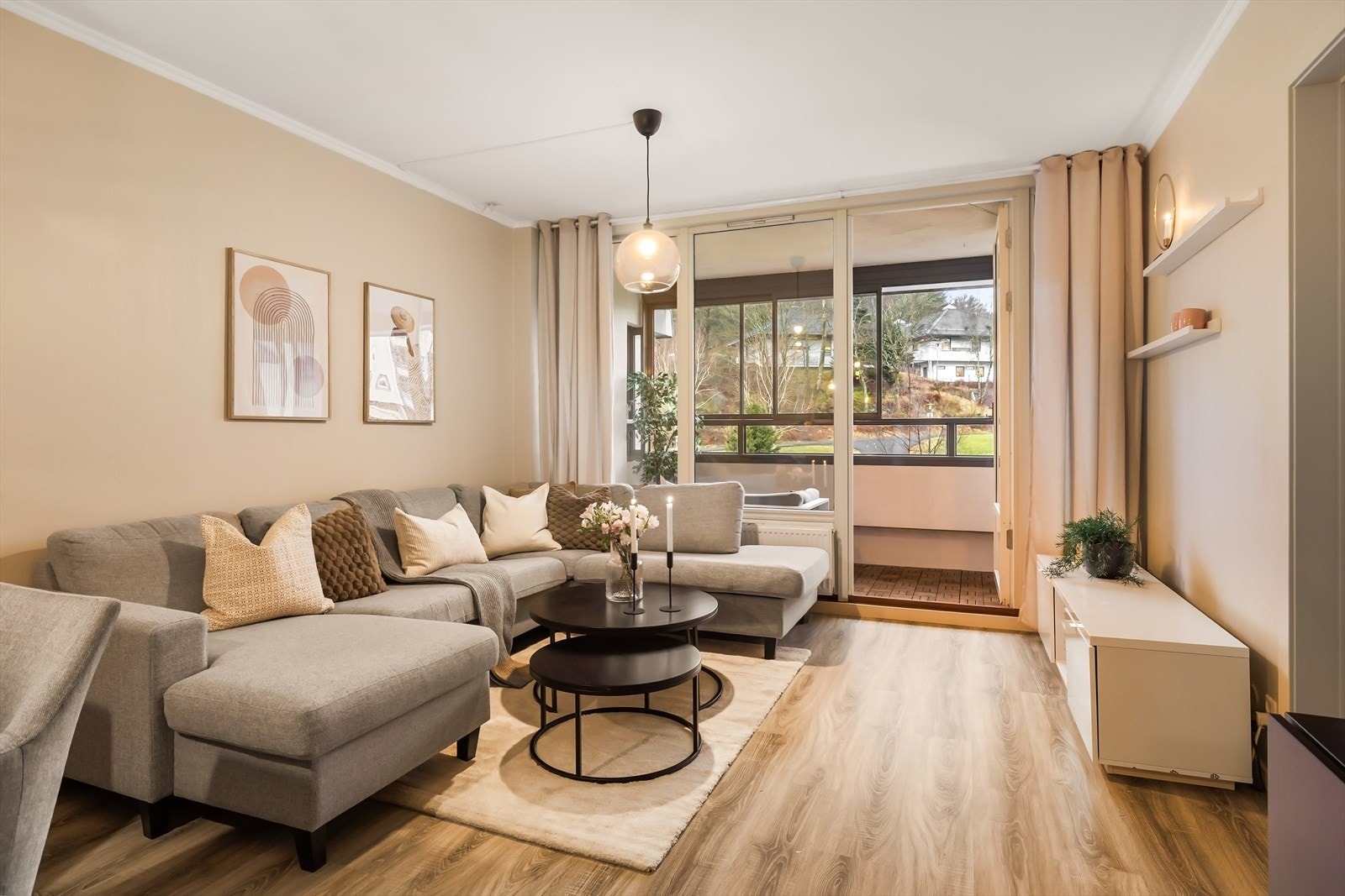 - Leiligheten har et BRA-i på 73 m² og inneholder gang, 2 soverom, bad, vindfang, stue, kjøkken og bod - Galleribilde