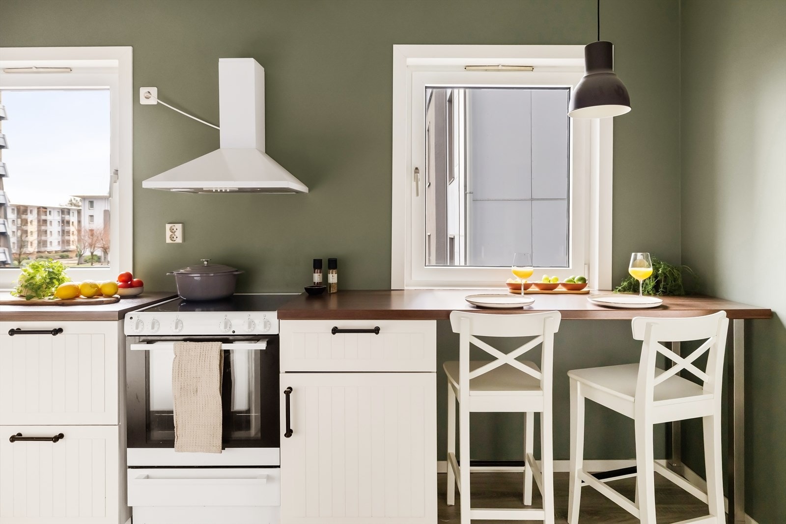 - Kjøkkenet er romslig og måler hele 10,6 m² - Galleribilde