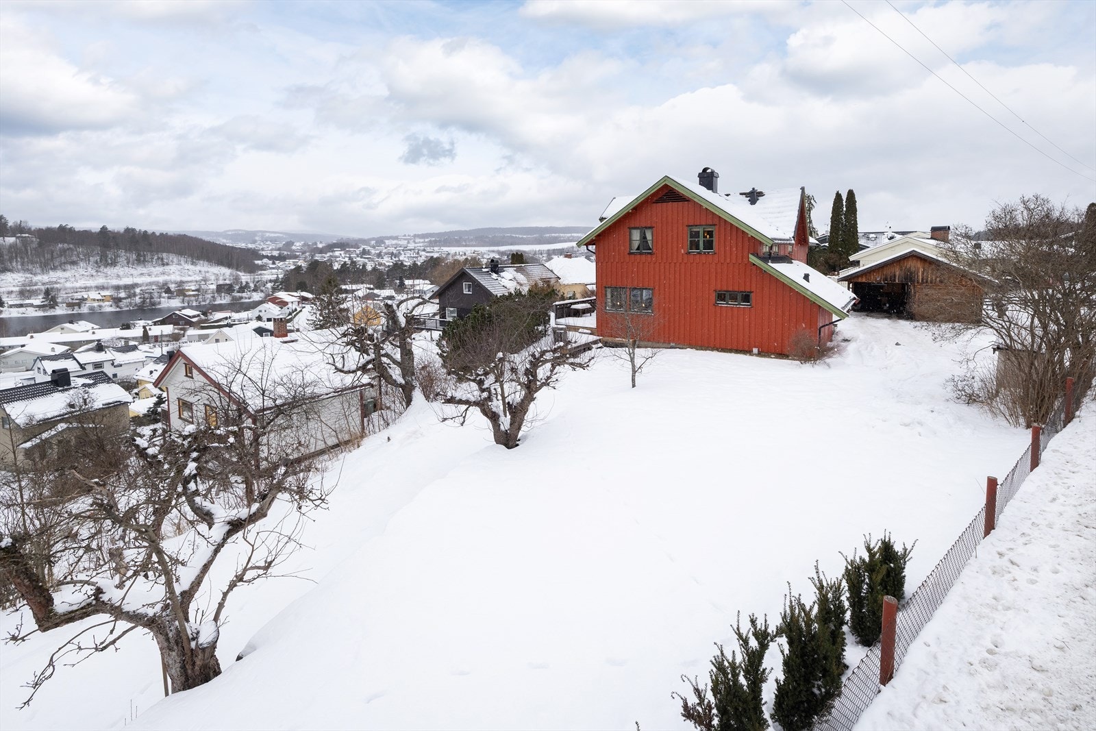 Den store hagen gir gode muligheter for lek og rekreasjon for hele familien. Galleribilde