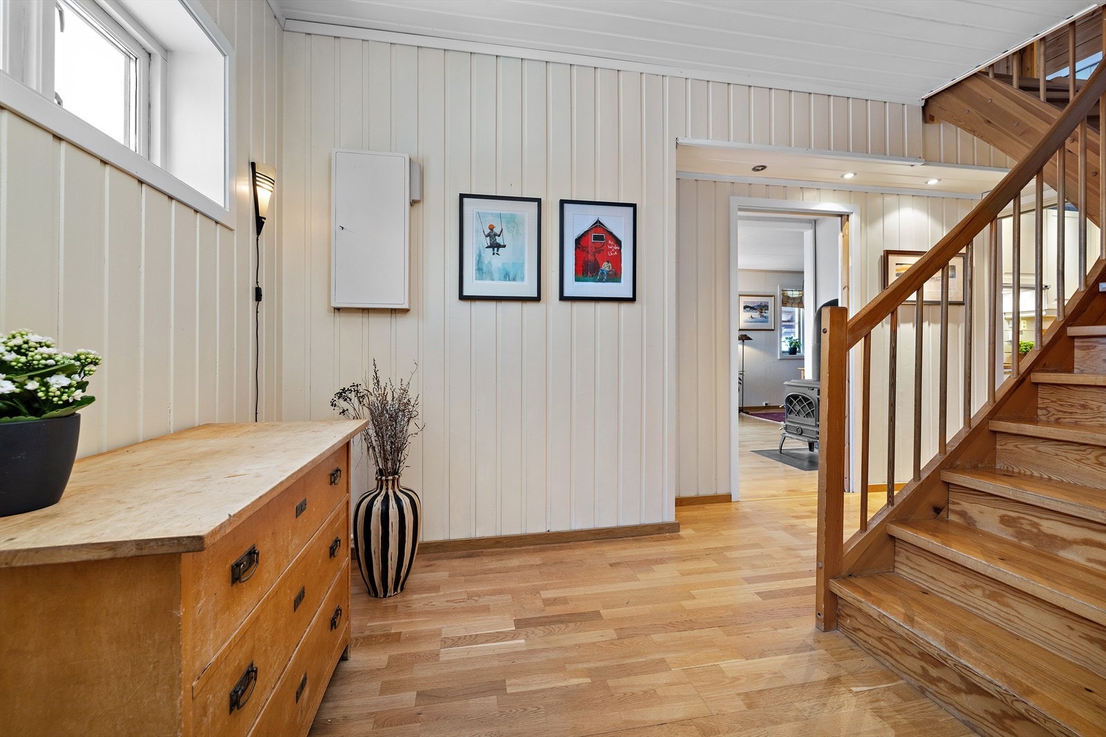 Fra hallen er det inngang til stuen via en praktisk skyvedør i naturtre med glassfelt. Galleribilde