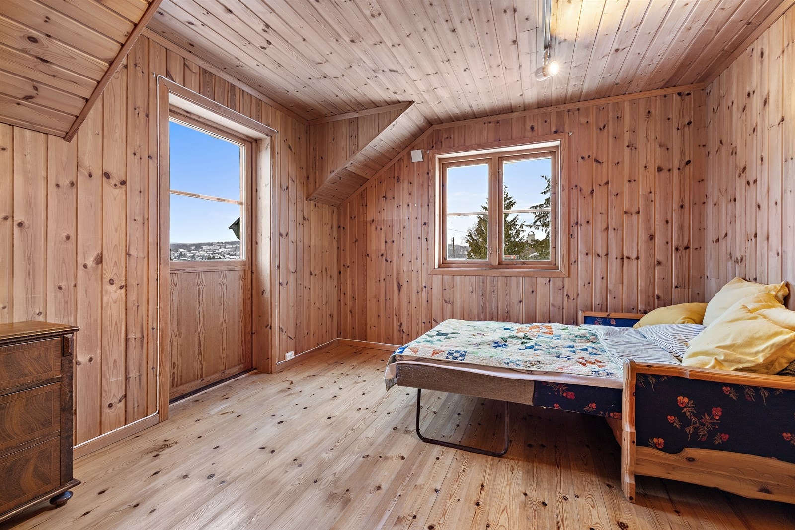 Fra ett av soverommene er det utgang til en balkong på 5 m². Galleribilde