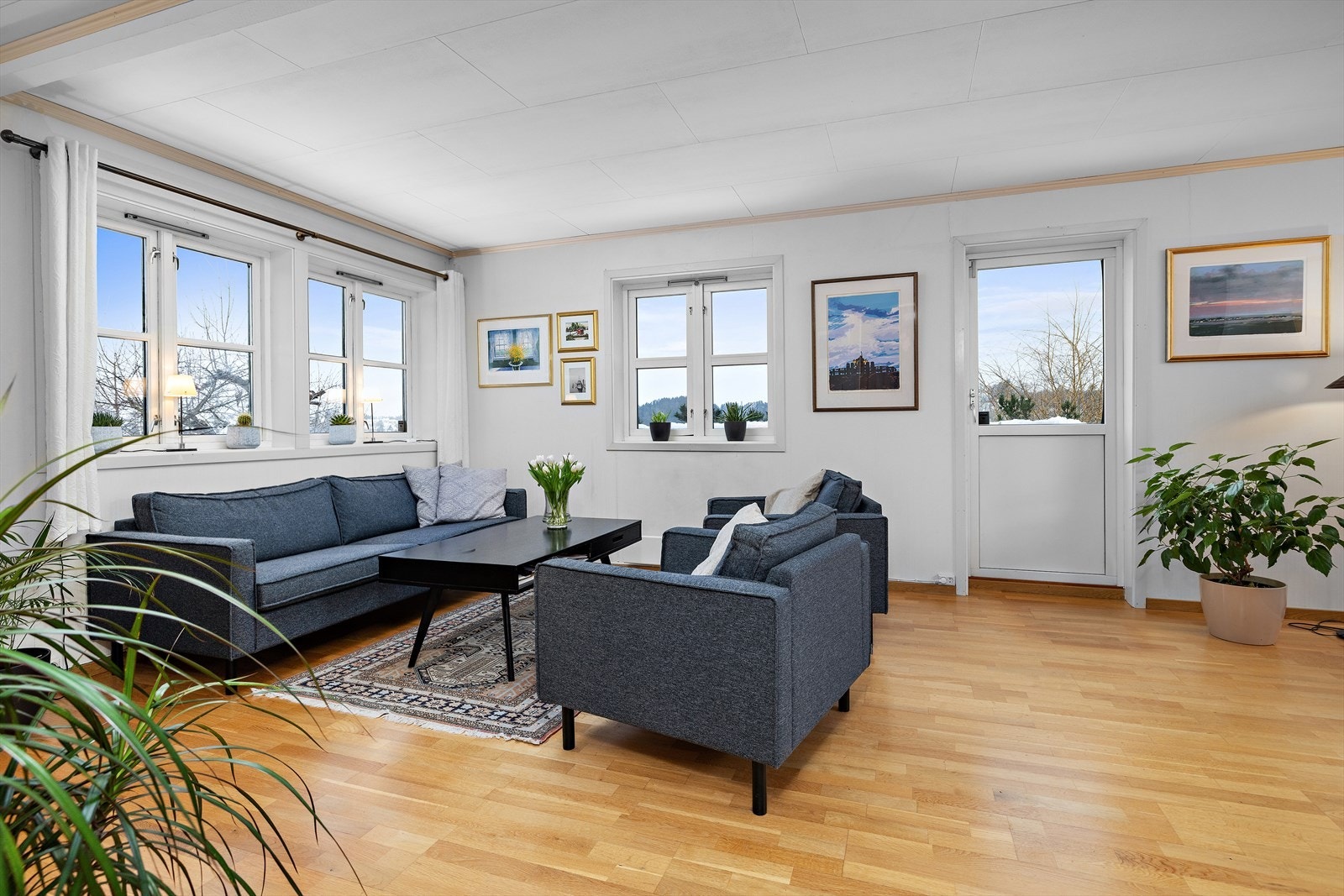 Fra stuen er det direkte utgang til en av boligens terrasser via en nyere terrassedør. Galleribilde