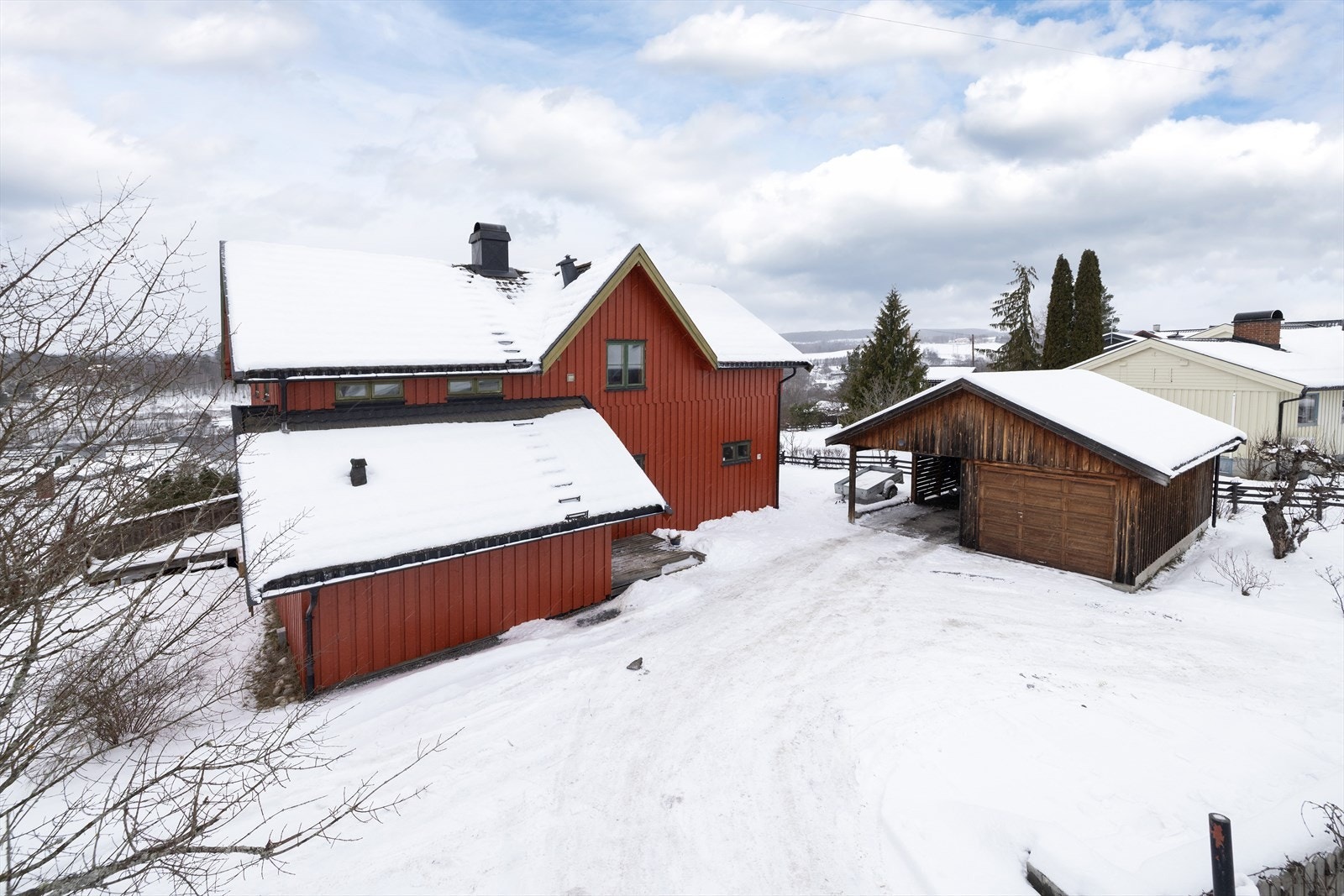 Garasjen fra 2004 har saltakkonstruksjon og loft for ekstra lagring. Galleribilde
