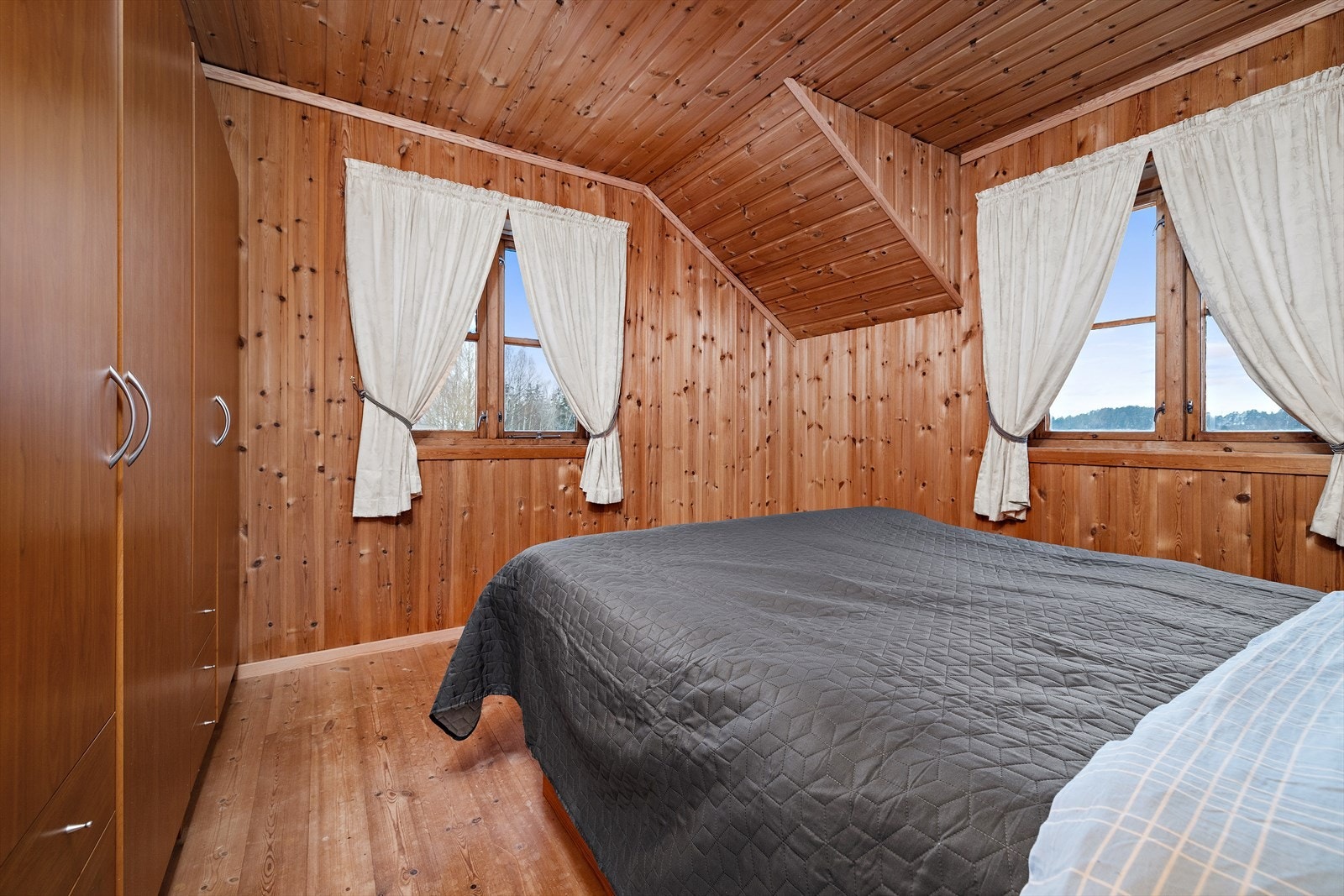 Et av de fire soverommene i etasjen, med god plass til dobbeltseng og garderobeløsning. Galleribilde