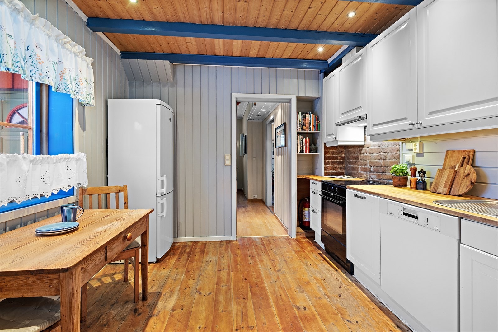 Innredningen fra Ikea har malte, profilerte fronter og en solid benkeplate i eik. Galleribilde