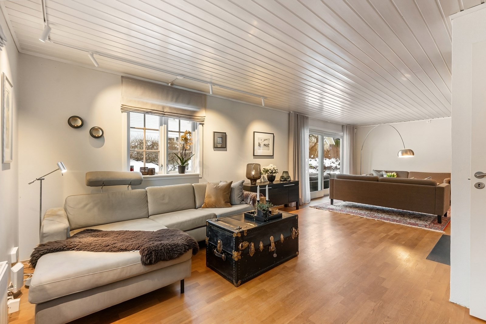 Store vindusflater sørger for gode lysforhold og gir fint utsyn mot terrasse og hage. Galleribilde