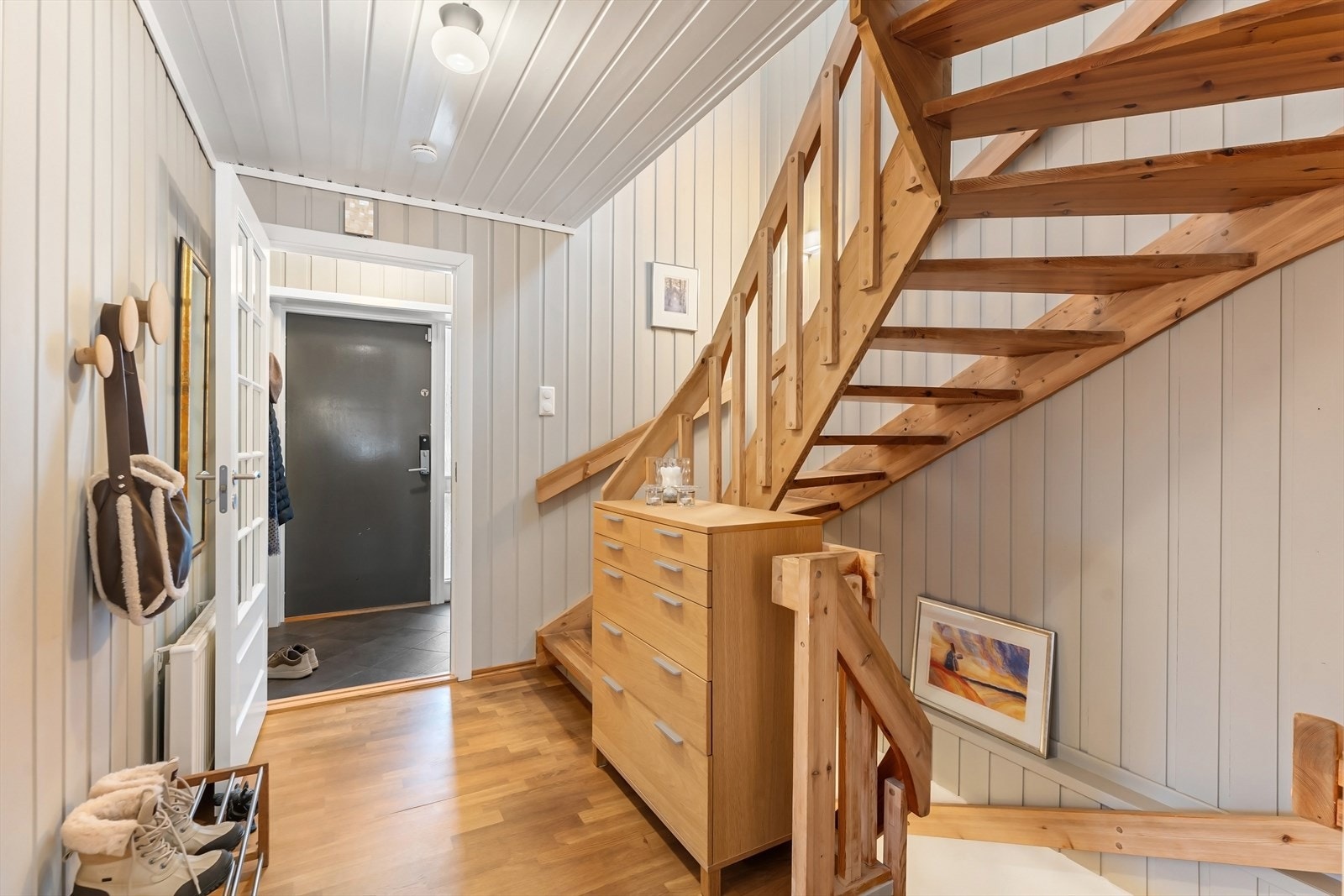 Entré/hall med trapp til alle etasjer samt gjestetoalett. Galleribilde