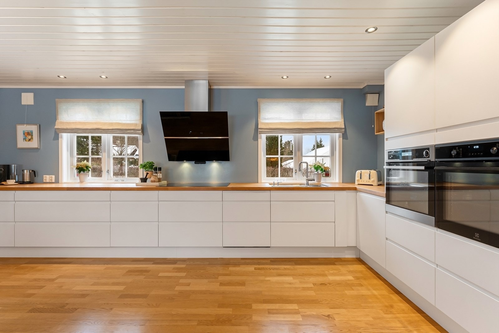 Store sammenhengende arbeidsflater, totalt ca. 6 meter benkeplate. Galleribilde