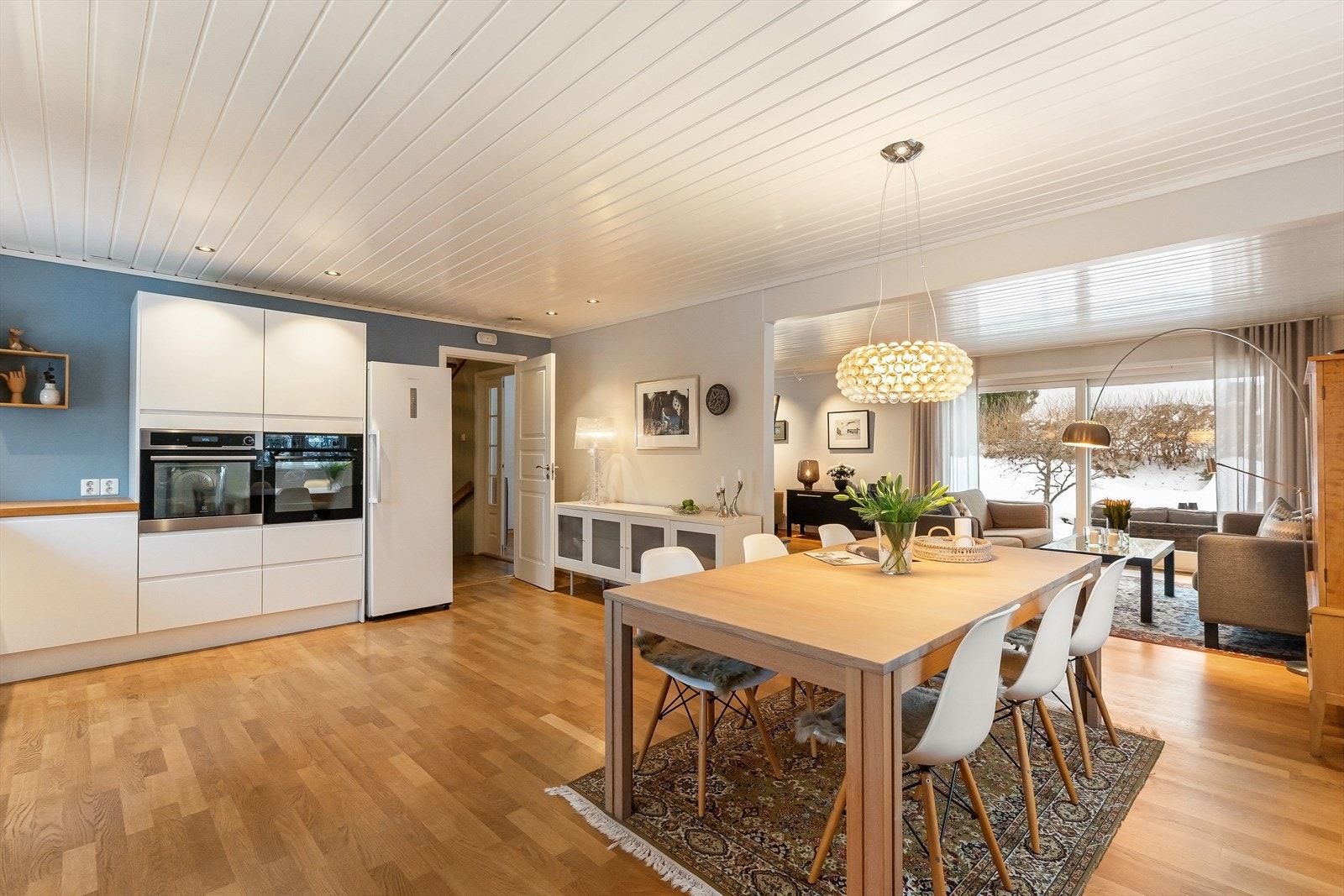 Fra kjøkkenet er det sømløs overgang til stuen Galleribilde