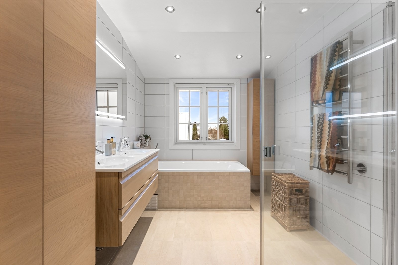 Badet er flislagt med elektriske varmekabler. Galleribilde