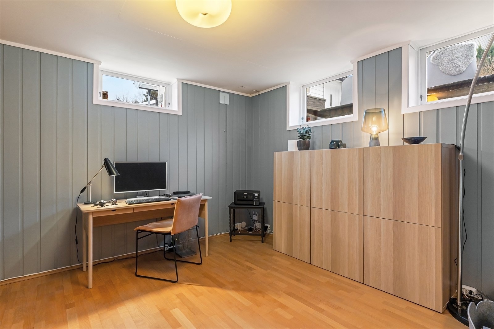 Kontorplass i kjellerstuen. Galleribilde