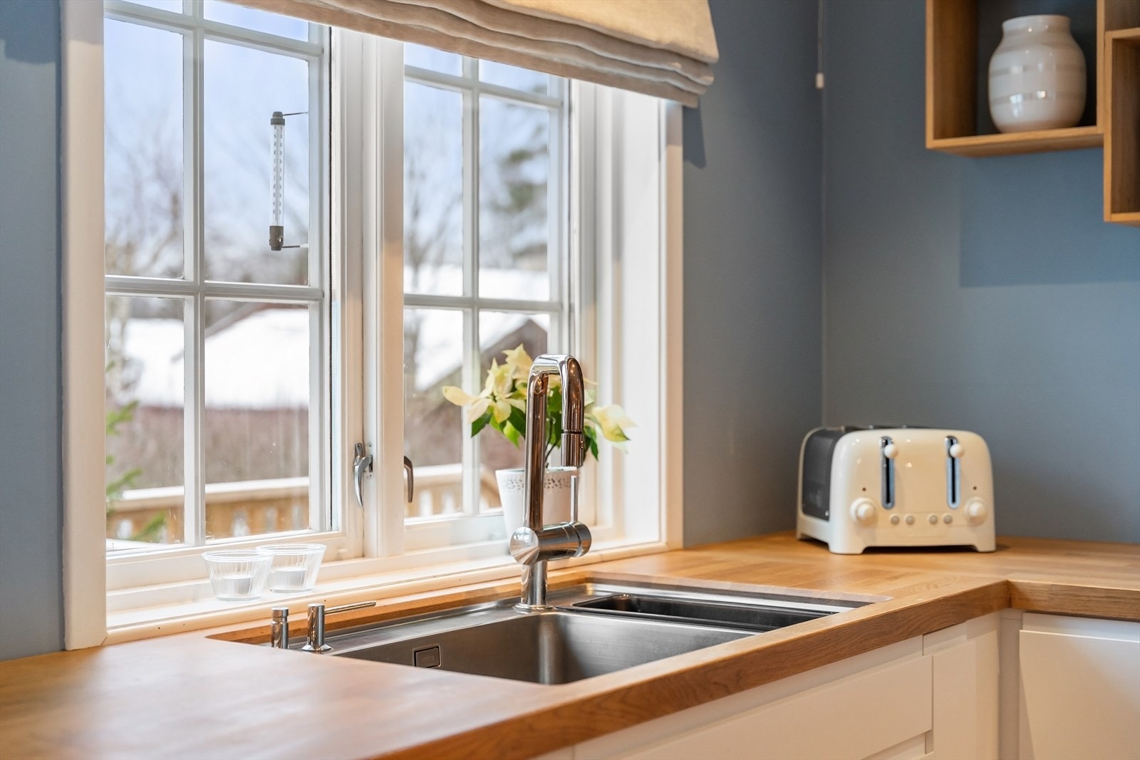 Stor nedfelt vask med dusjslange og dusjhode. Galleribilde