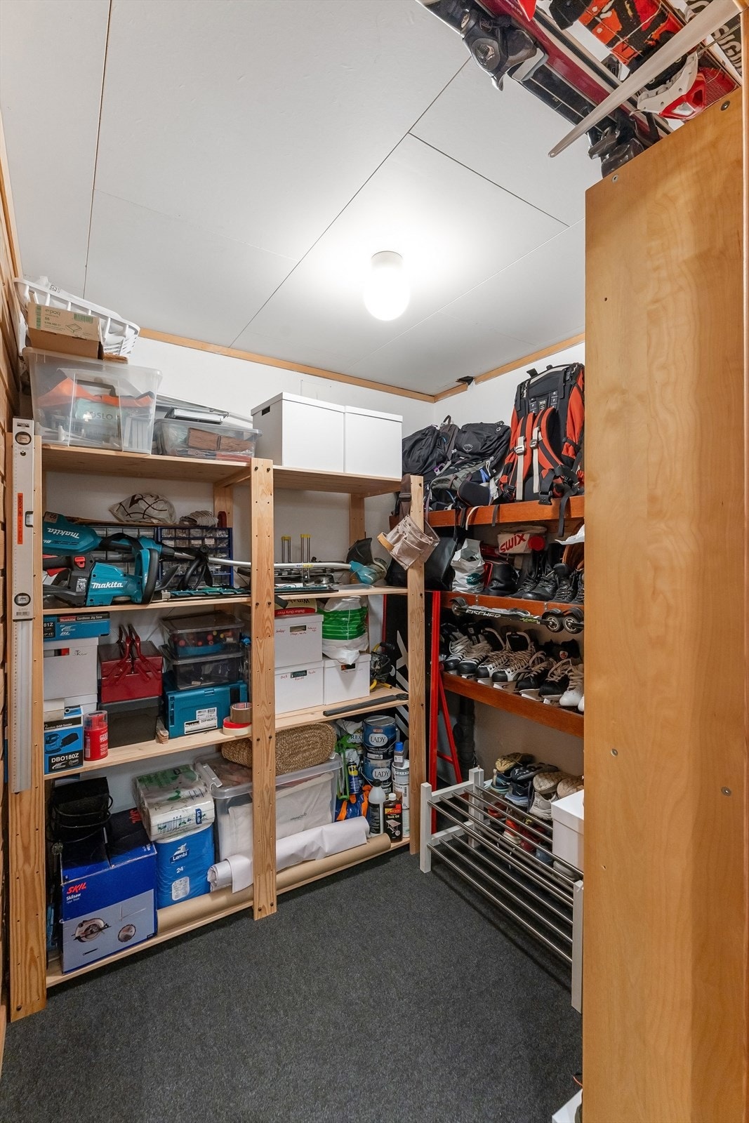 En av to boder i kjelleretasjen. Galleribilde