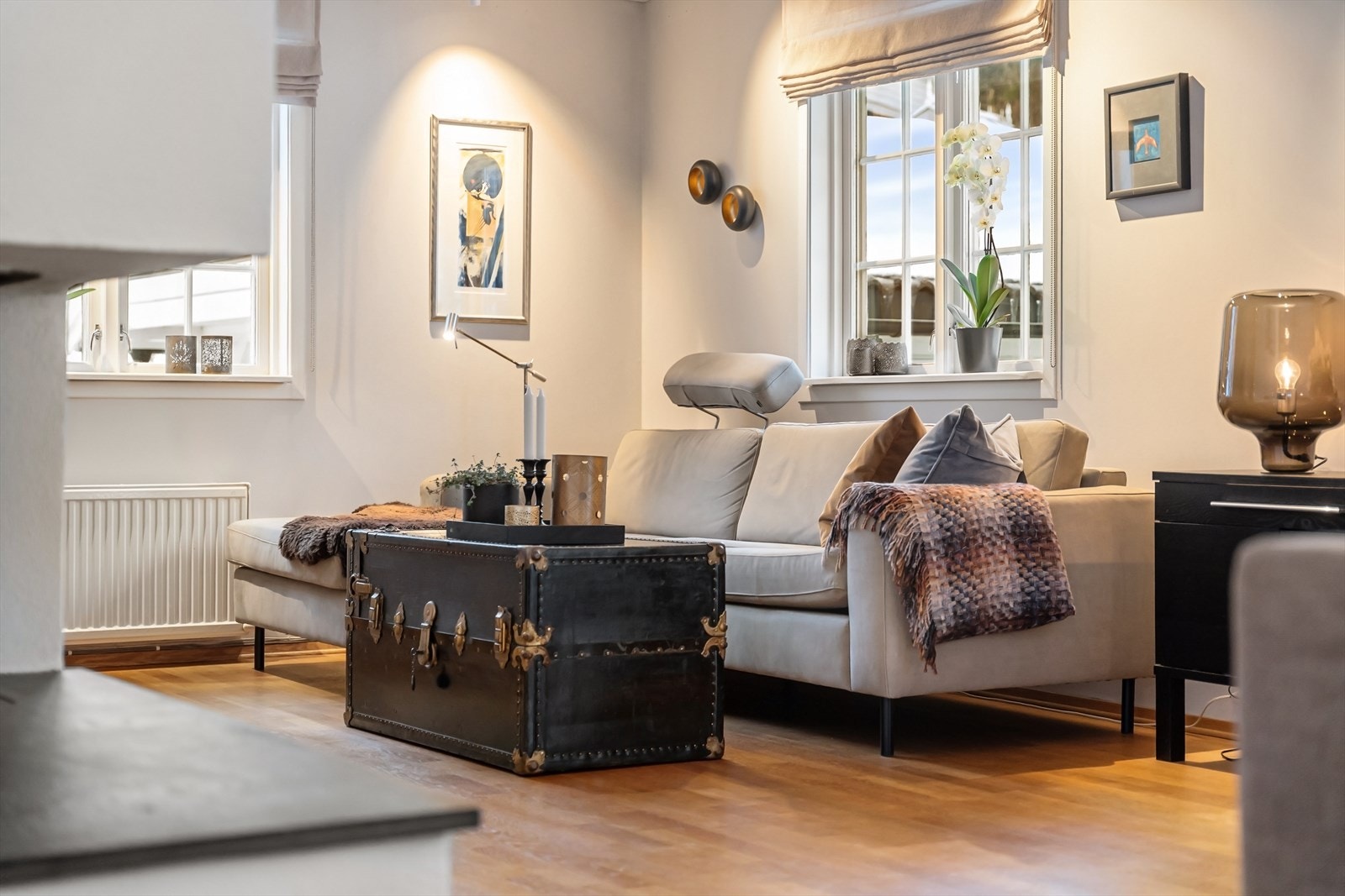 Veggene er malt i lyse fargetoner, og gulvet er belagt med parkett. Galleribilde