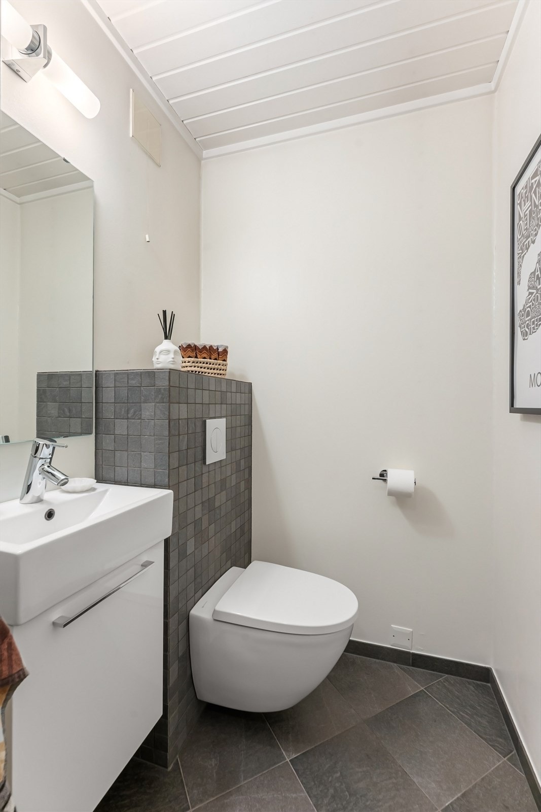 Gjestetoalett hovedetasje. Galleribilde