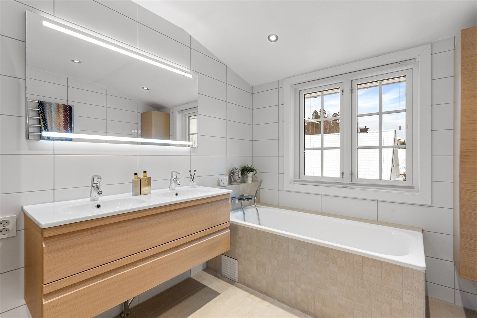 Dobbel servant og innmurt badekar. Galleribilde