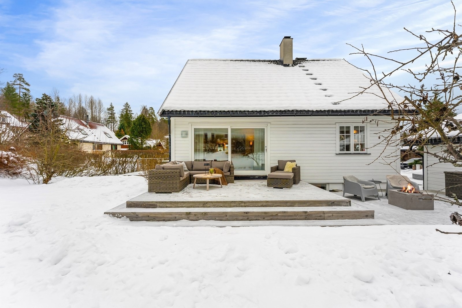 Stor solrik terrasse ut fra stuen. Galleribilde