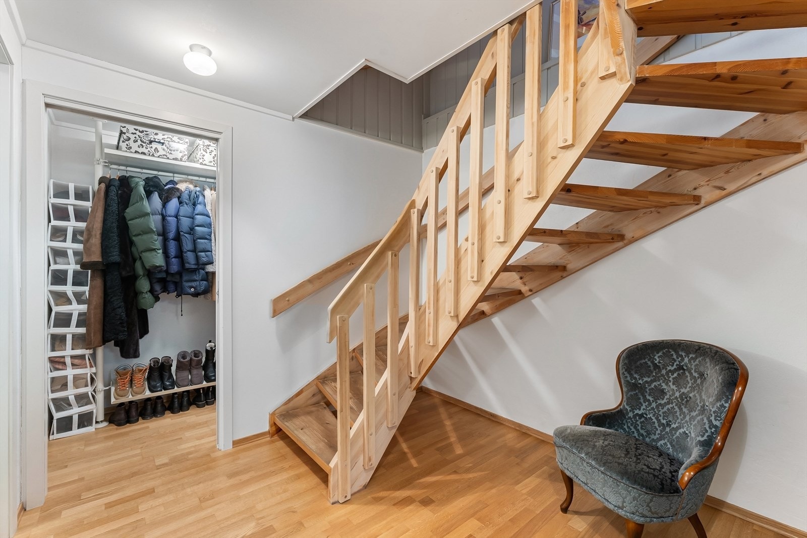 Trapp ned til kjelleretasjen med adkomst walk-in garderobe. Galleribilde