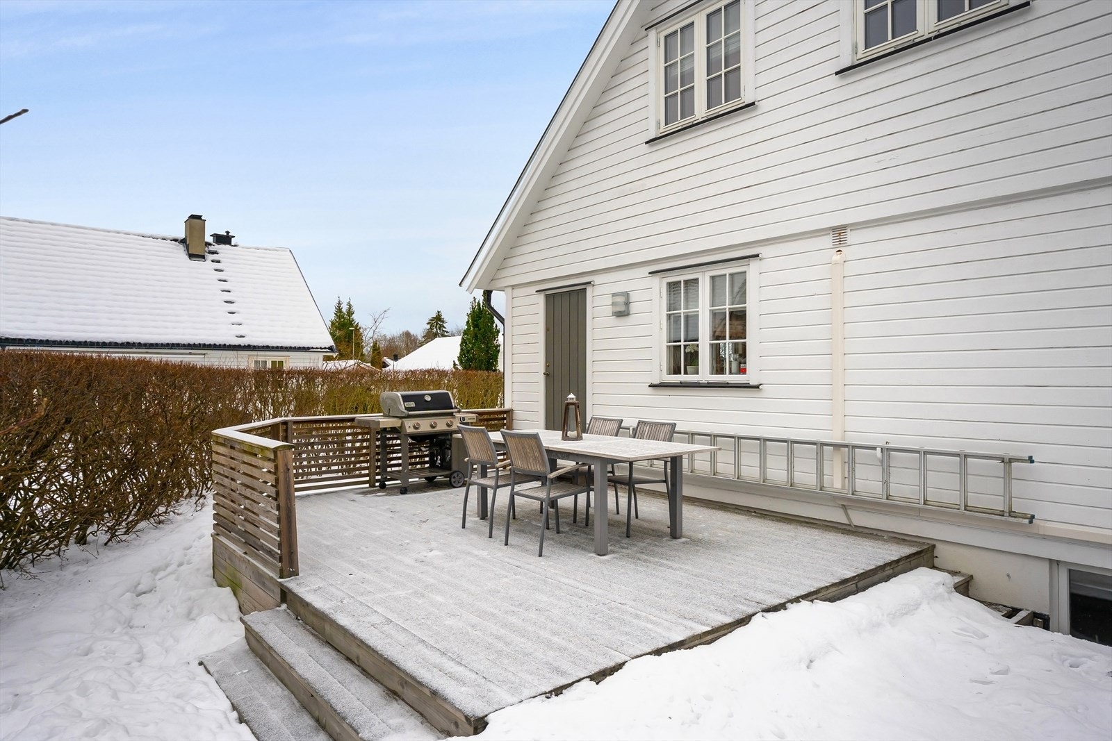 Solrik kjøkkenterrasse med kveldssol til ca 20:00. Galleribilde