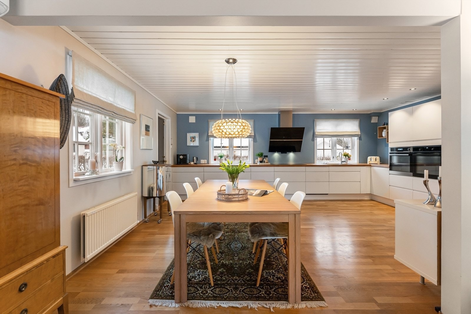 Kjøkkenet oppleves som stort og med gode lysforhold. Galleribilde