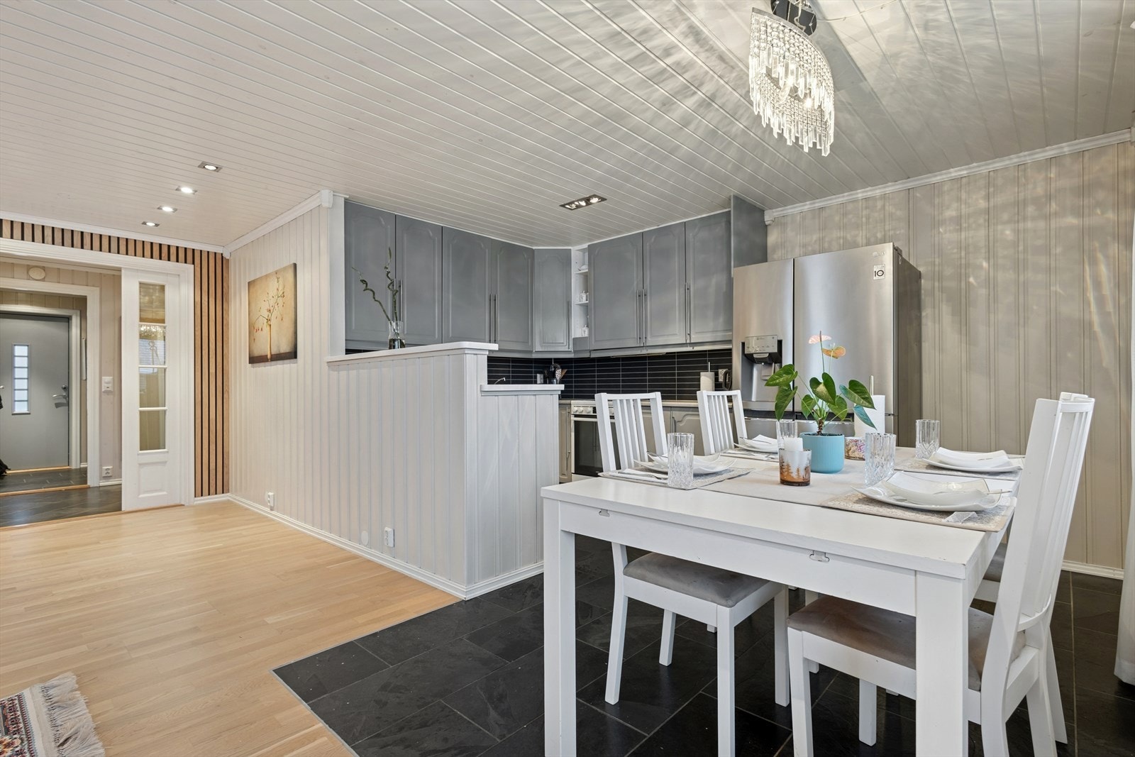 God plass til spisegruppe ved kjøkken. Galleribilde