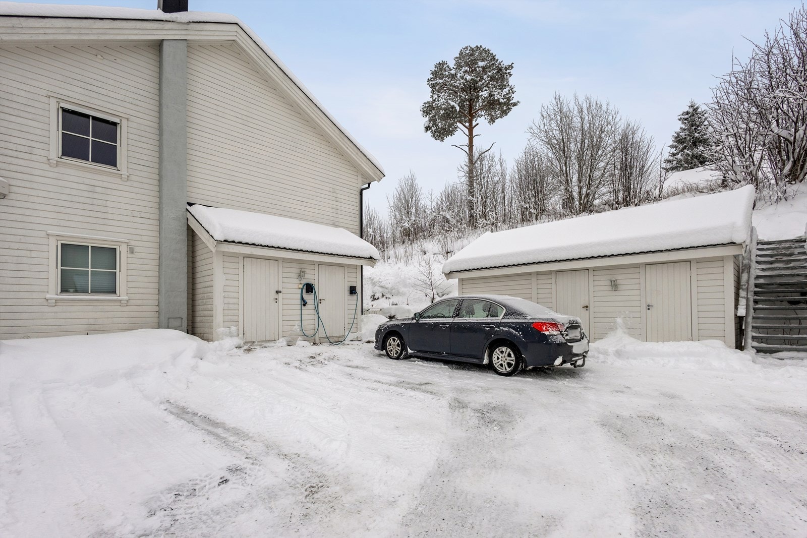 Med boligen følger tilhørende bod utvendig ved terrasse og bod ved parkering. Galleribilde