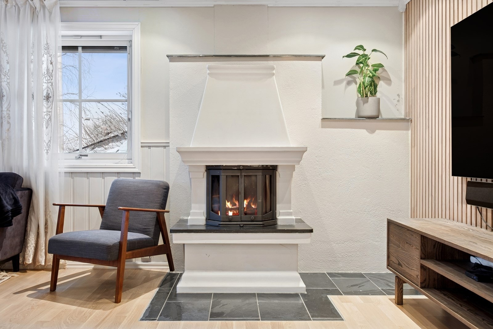 Boligen er varmet opp med strøm og ved hjelp av ildsted og varme i gulv. Galleribilde