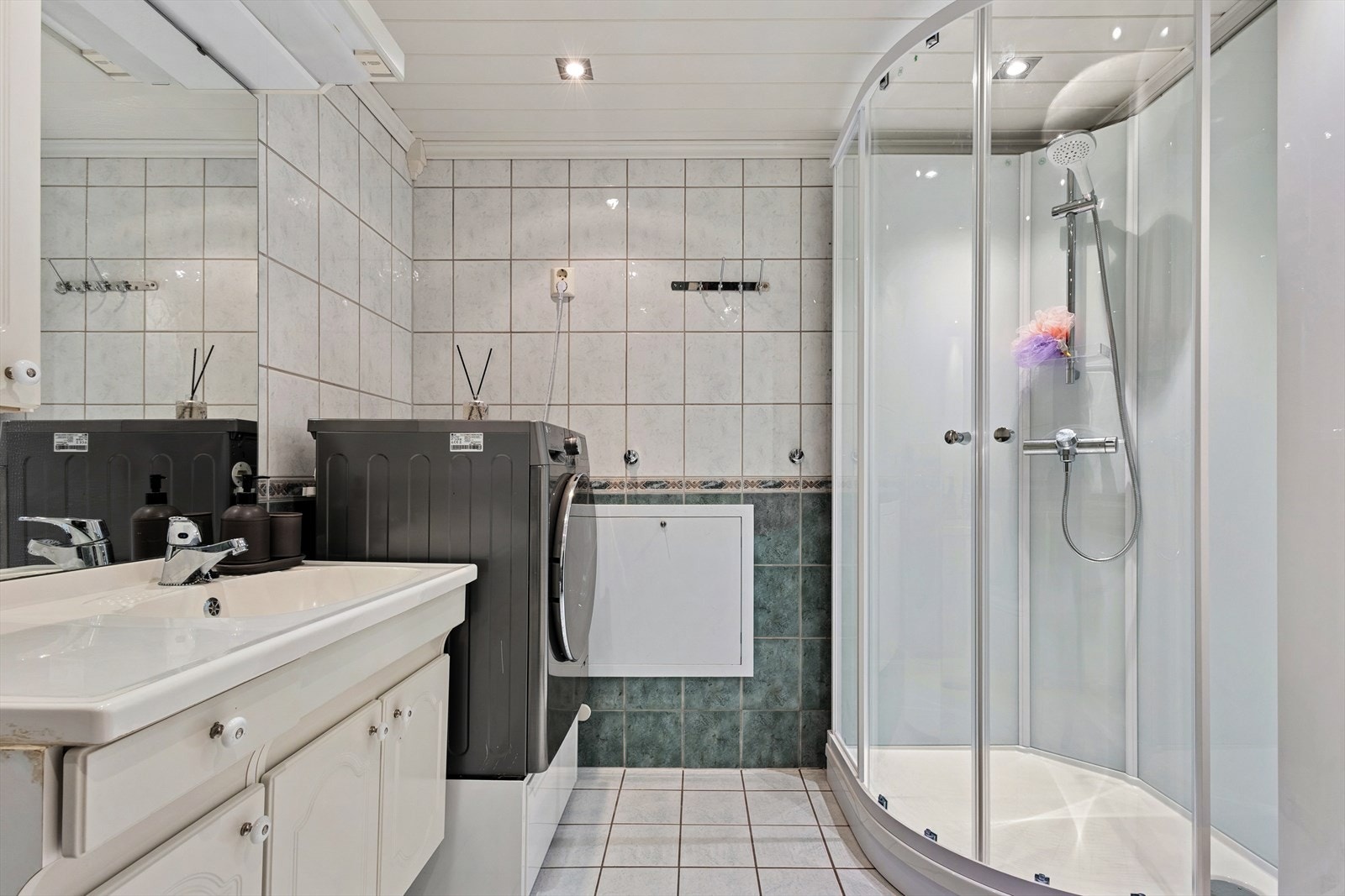 Det er behagelig varme i gulv og rommet er utstyrt med en servant med underskap, speil med belysning, gulvmontert toalett og opplegg for vaskemaskin. Det ble montert et nytt dusjkabinett i januar 2026. Galleribilde