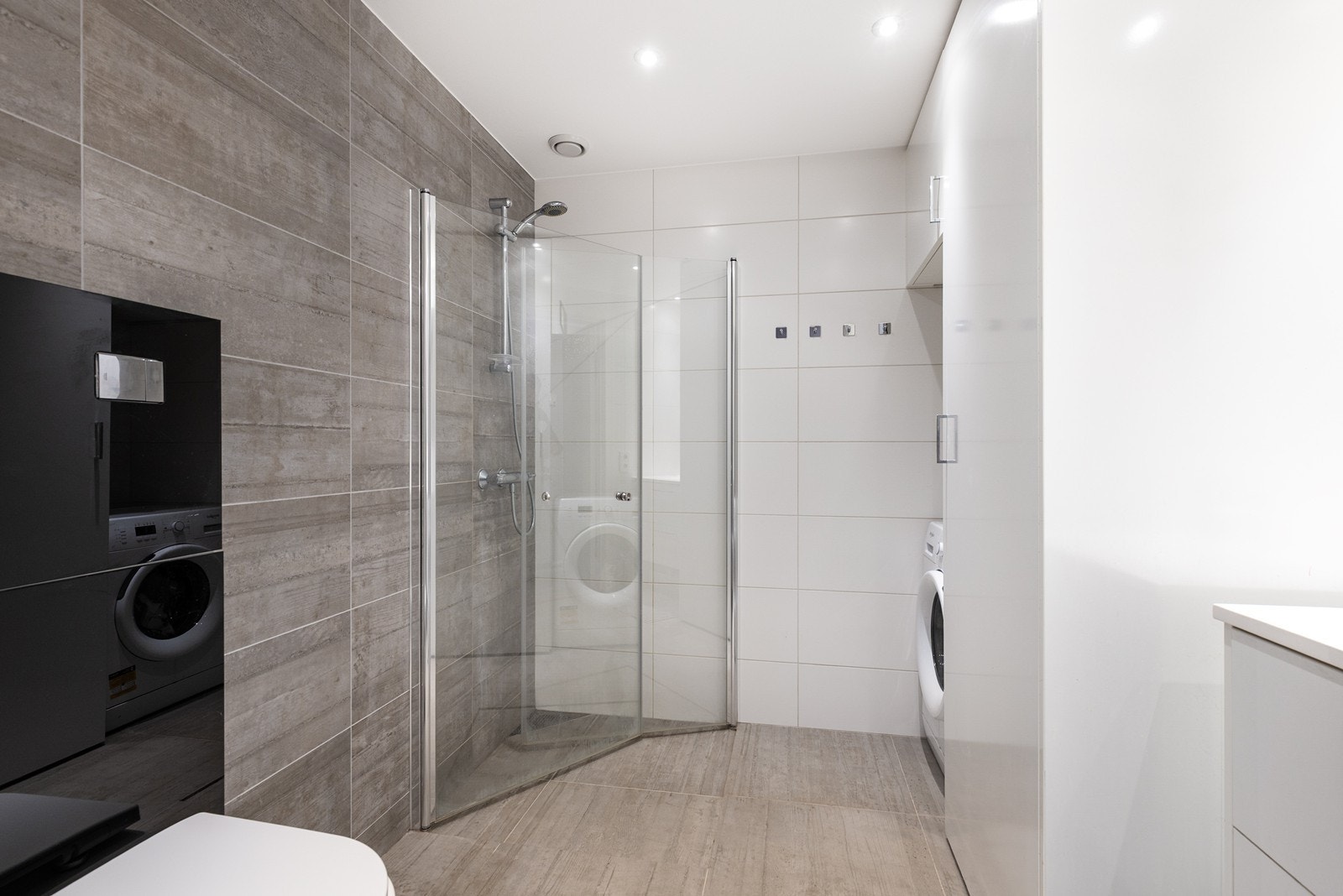 Lyst og innbydende bad med god lagring i baderomsmøbel Galleribilde