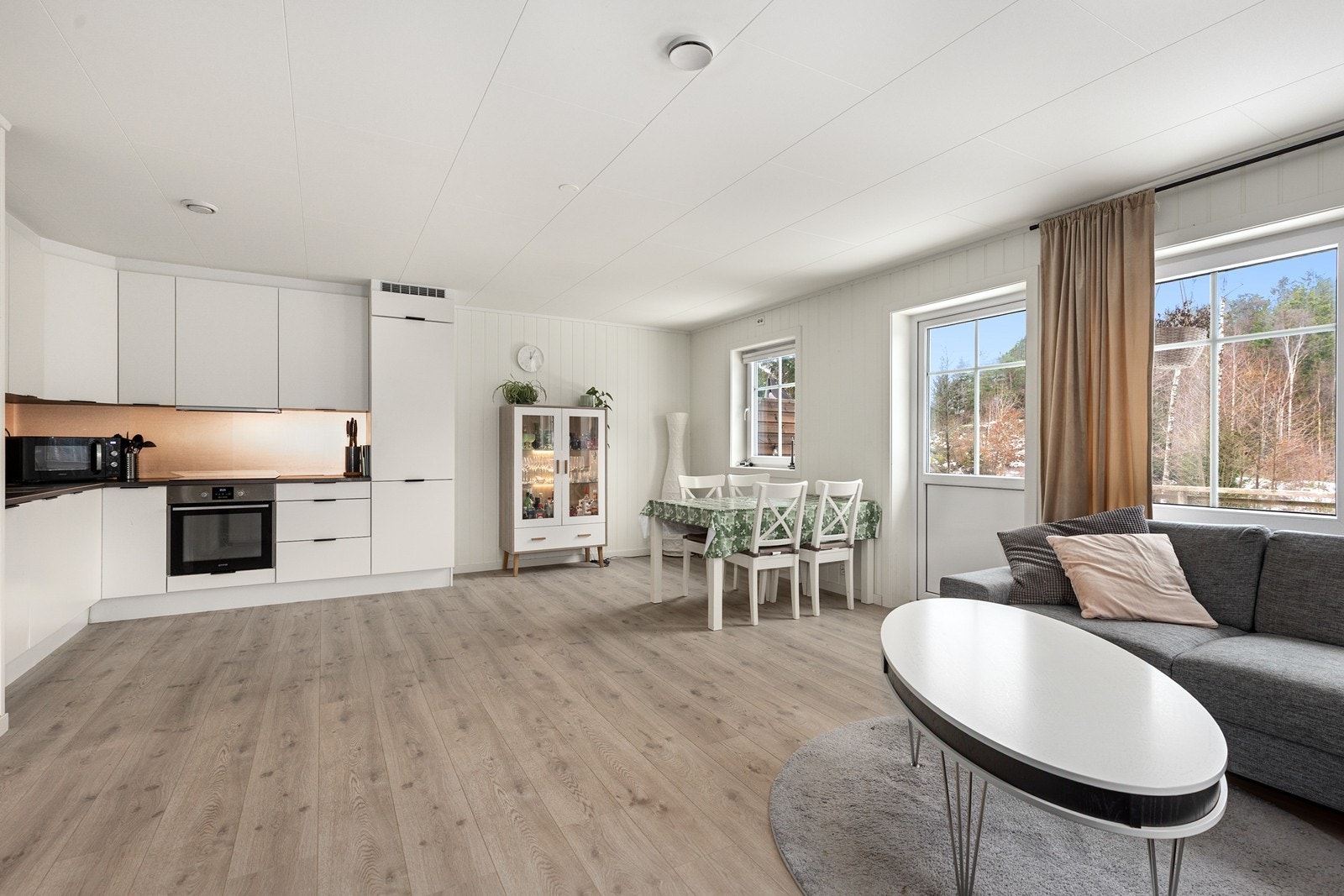 Stuen er romslig og har gode møbleringsmuligheter Galleribilde