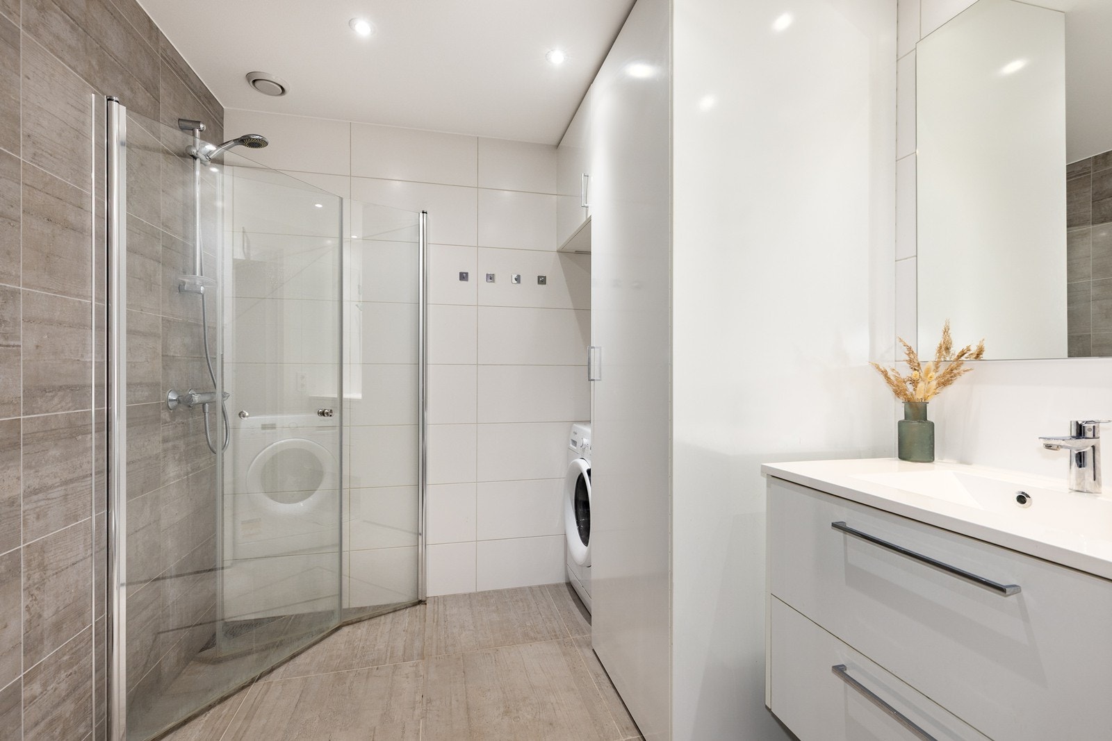 Praktisk løst med vaskenisje i innredningen Galleribilde