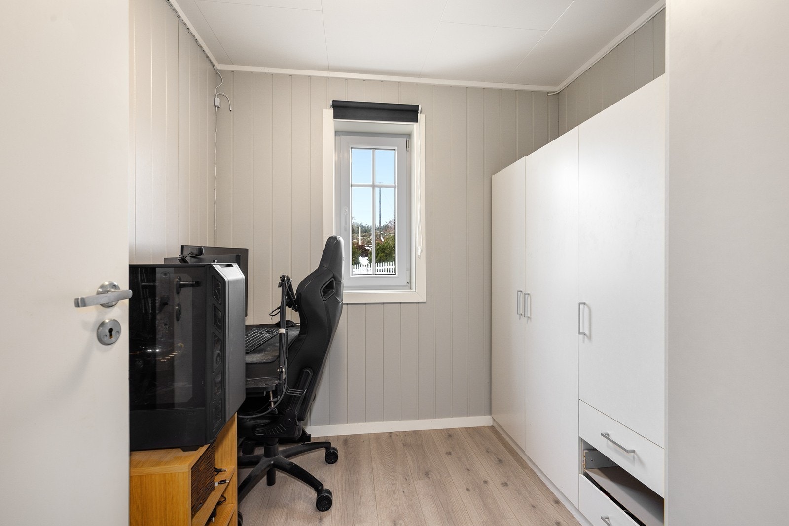 Praktisk bod med vindu Galleribilde