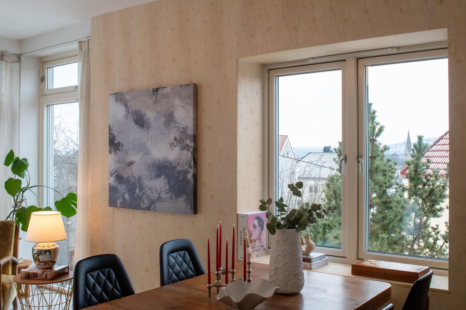 Spisestuen med utsikt (tatt av seger). Galleribilde