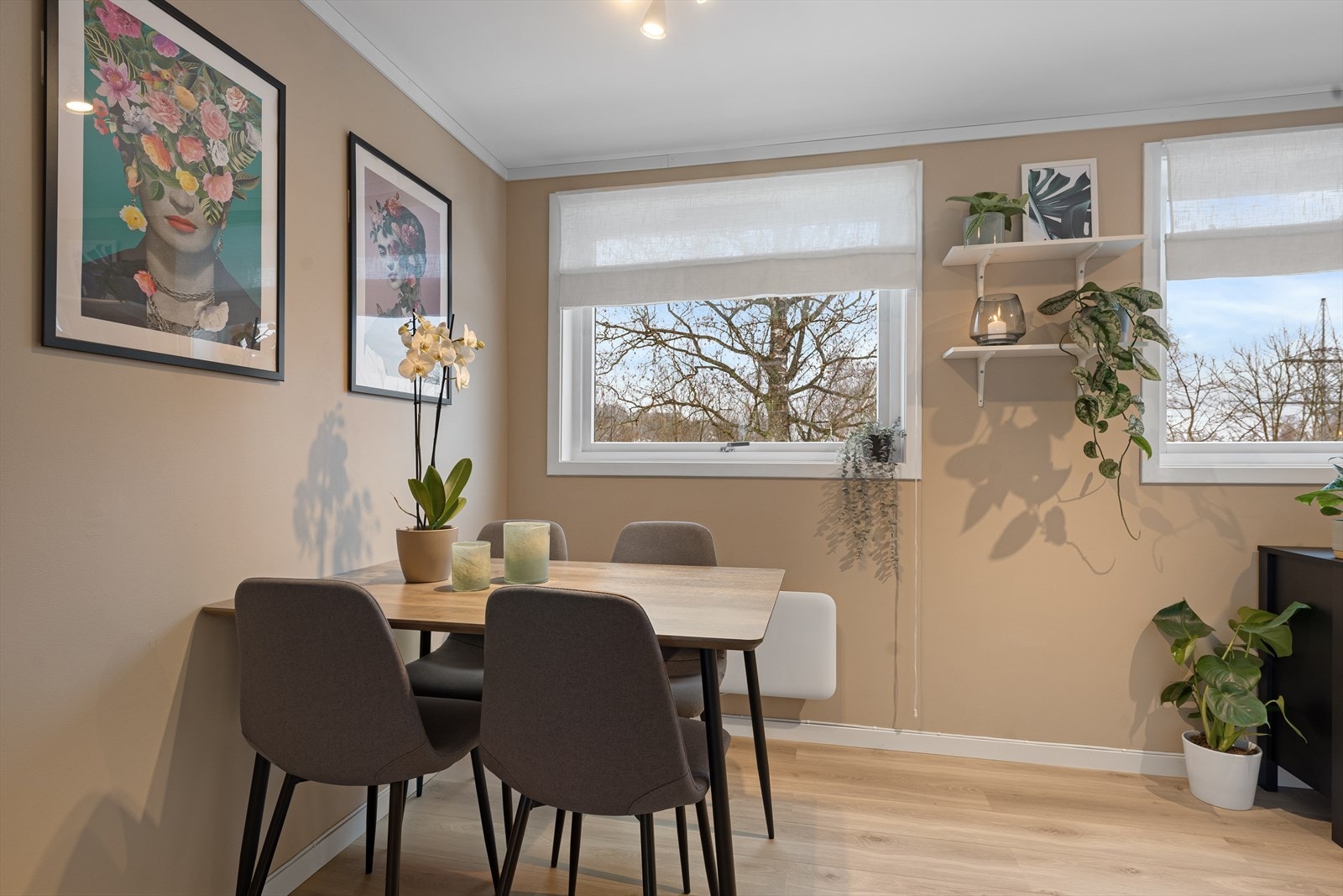 Det er god plass til en spisegruppe som kan utvides for flere gjester. Mye naturlig lys inn fra vinduene. Galleribilde