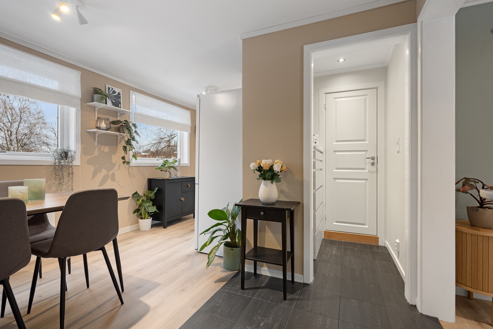 Gangen har flislagt gulv plass til kommode, oppheng til klær i mellomgang. Downlights i mellomgang. Galleribilde