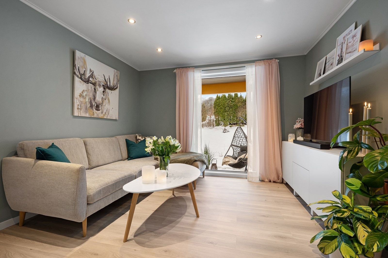 Koselig stue som har god plass til en sofagruppe og tv med benk. Tofløyet balkongdør ut til terrassen på hele 15 kvm. Galleribilde