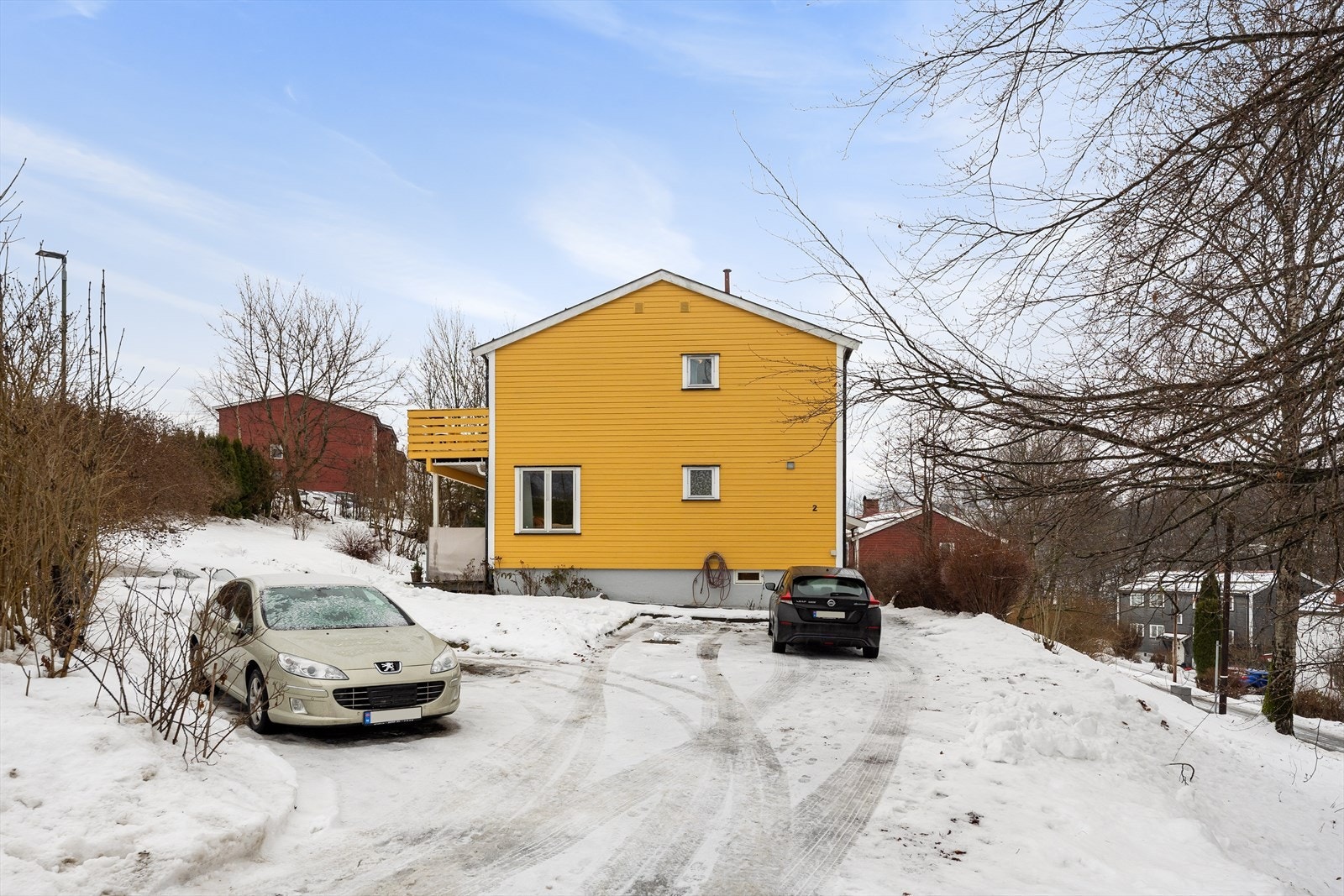 Borettslaget disponerer opparbeidede parkeringsplasser for beboerne med fast plass til hver av beboerne. Galleribilde