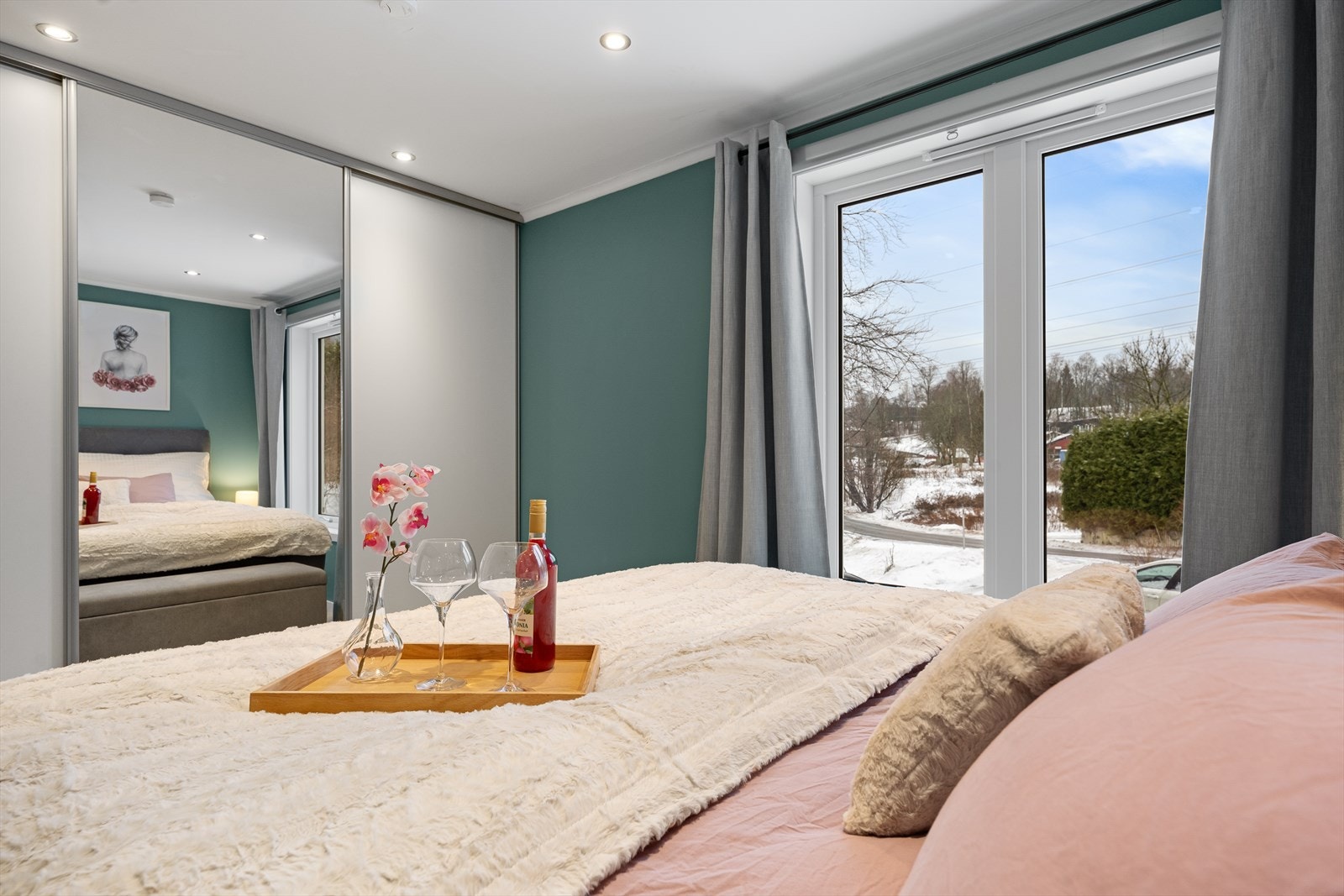 Her får du en stor skyvedørsgarderobe med speilfront som gir romfølelse og mye lagringsplass. Galleribilde