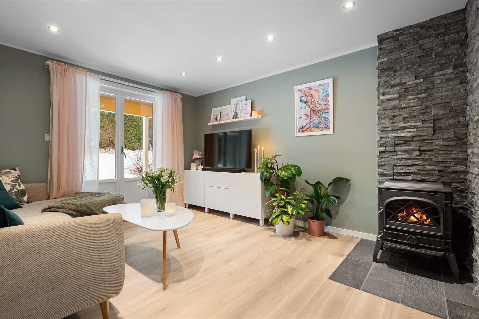 Stue er enkel å innrede og har peisen sentralt plassert som er herlig på kalde dager og varmer fort opp leiligheten. Galleribilde