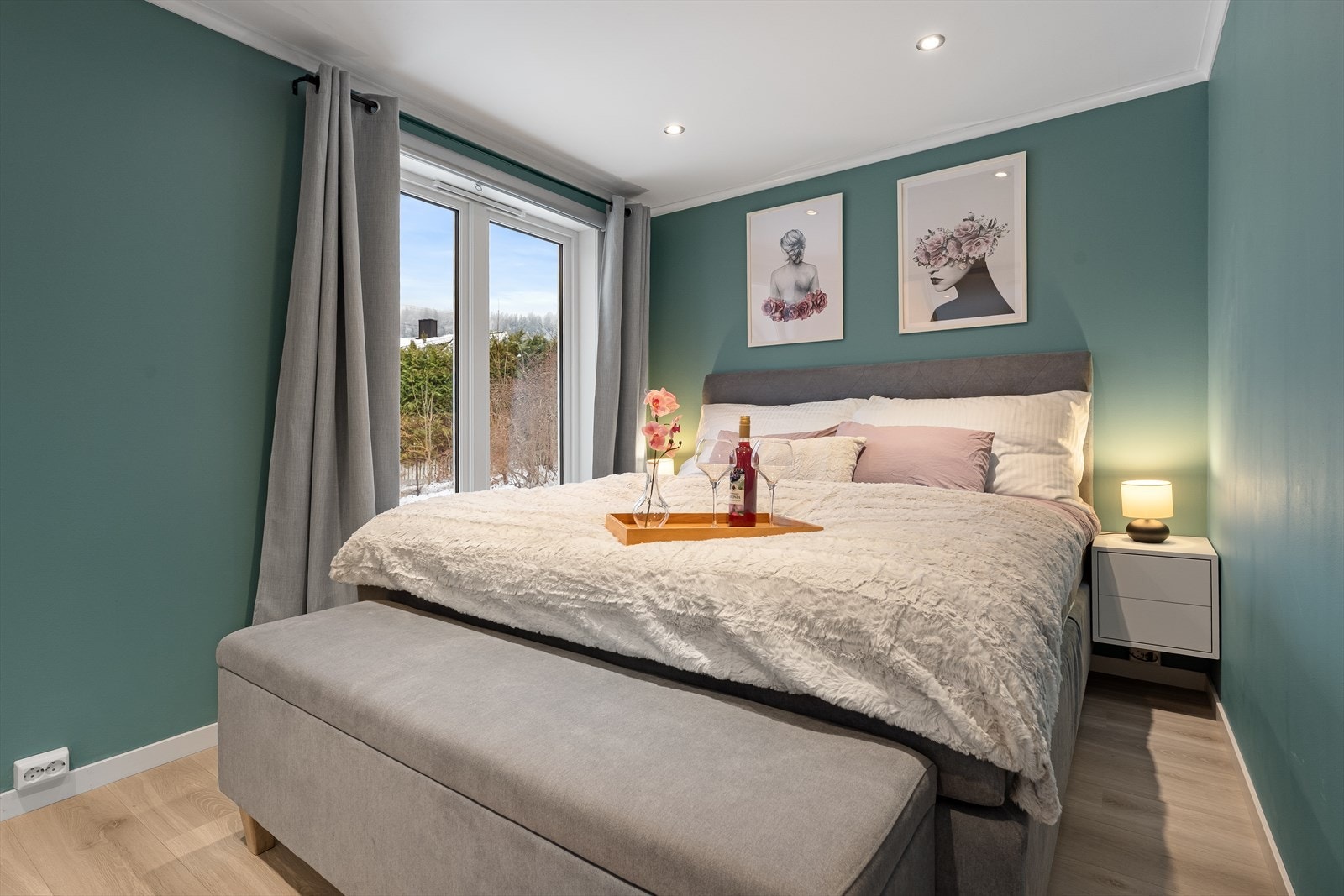 Romslig hovedsoverom med dowlighst i taket og plass til nattbord på hver side. Stort dobbeltvindu fra 2023. Galleribilde