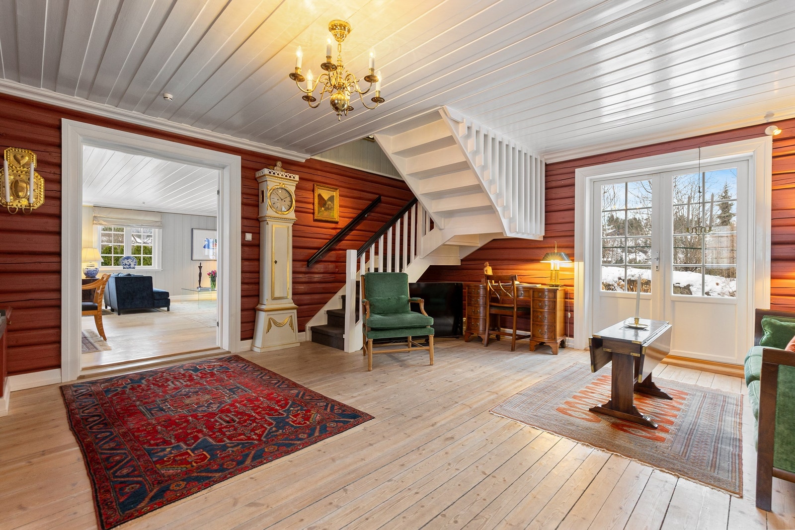 Fra forstuen har du adkomst til en av terrassene med videre adkomst til annekset Galleribilde