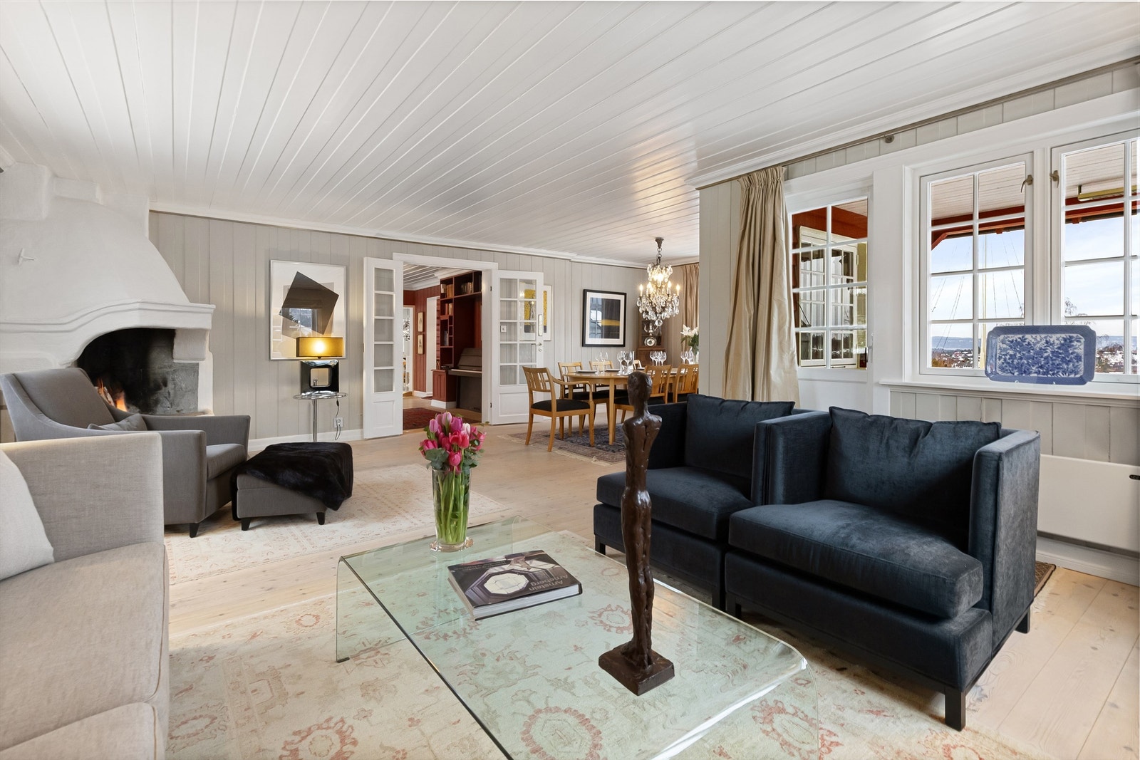 Stuen er lys og luftig hvor det er enkelt å trives Galleribilde