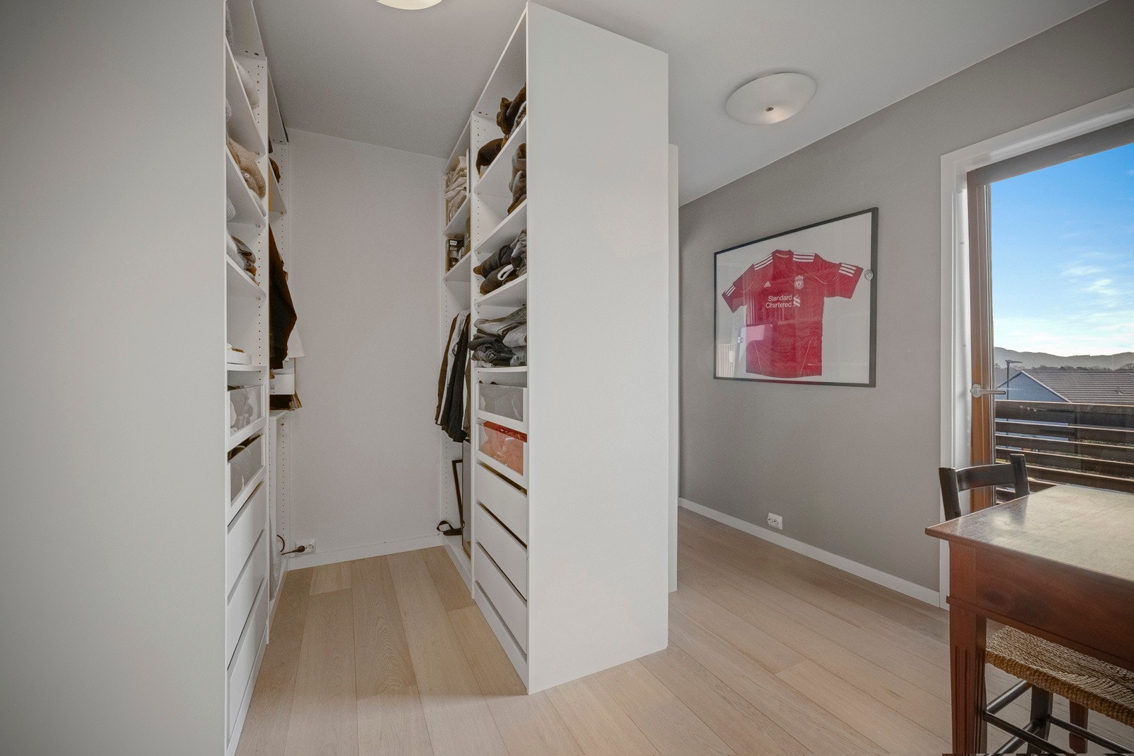 En praktisk walk-in-sone tilhørende hovedsoverommet. Galleribilde