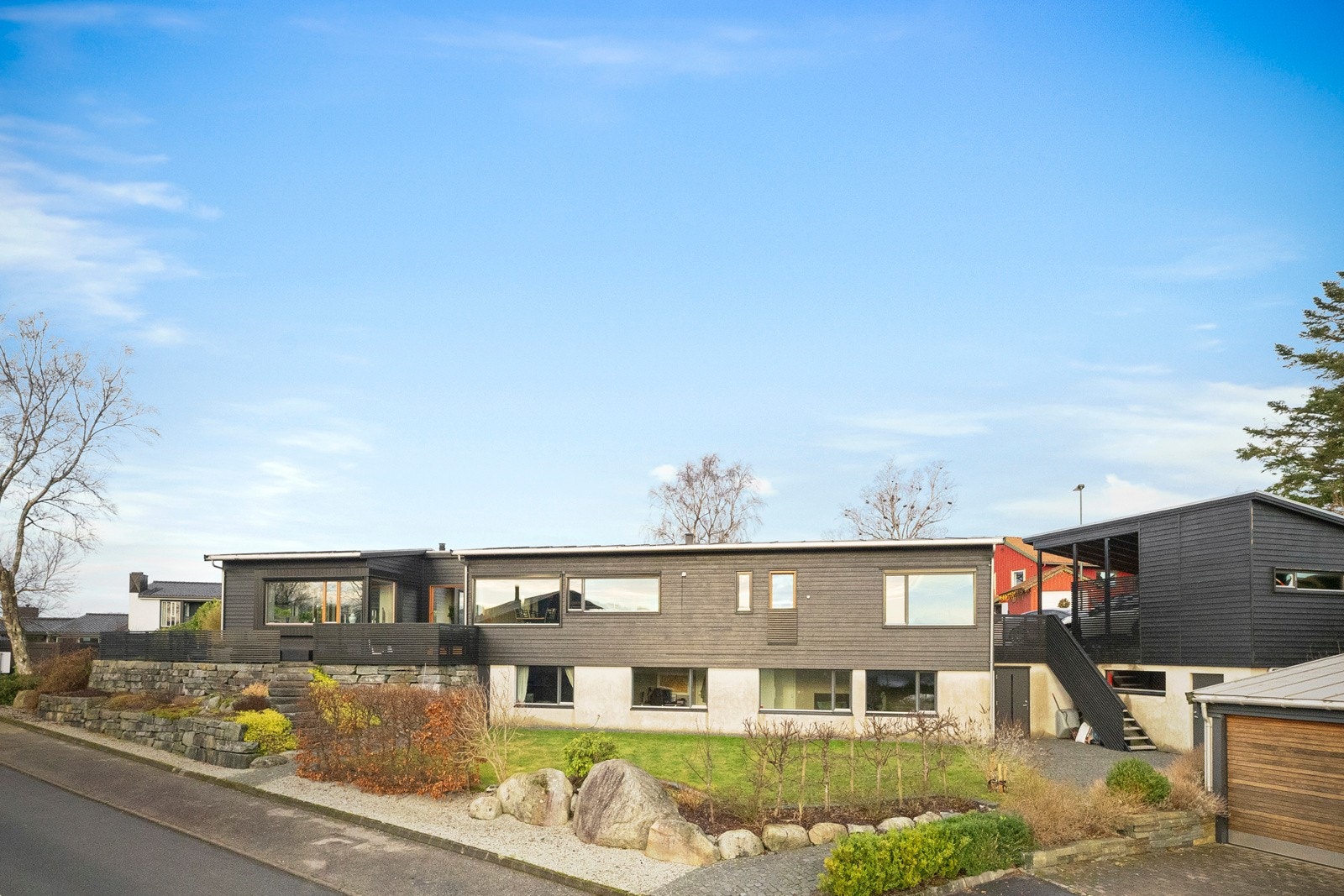 Velkommen til en innholdsrik og stilfull enebolig med attraktiv beliggenhet og flott sjøutsikt mot Gandsfjorden og Lifjell Galleribilde